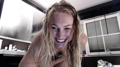 Amateur Webcam Cute Teen Plays Solo with Big Dildo